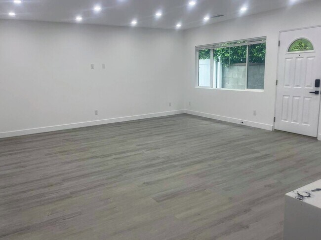 19057 Friar St, Los Angeles, CA 91335 - photo 3