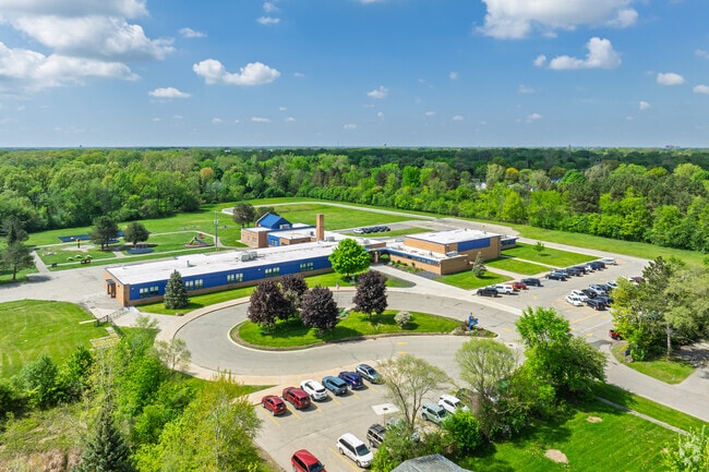 A looping drive makes pickups and drop-offs at Weston Elementary School easy.