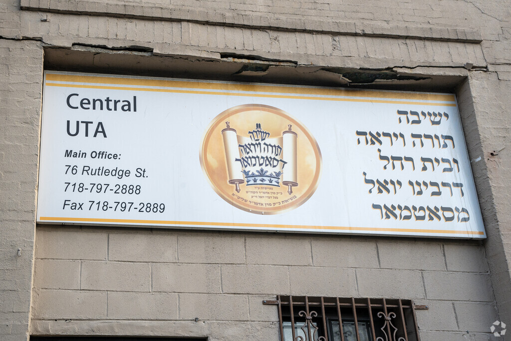 KHHD Yoel of Satmar Bp is located in Williamsburg, Brooklyn.