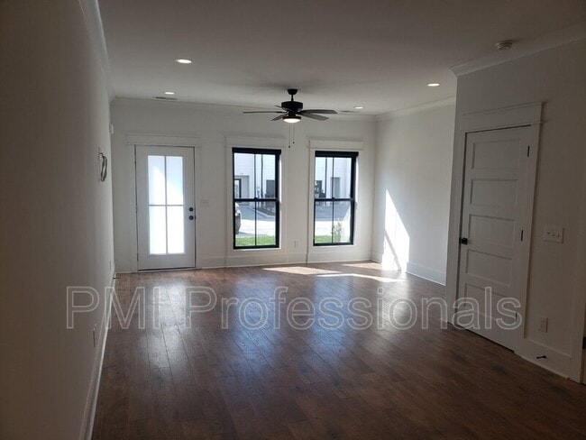 213 Mcauliffe St, Murfreesboro, TN 37130 - photo 2