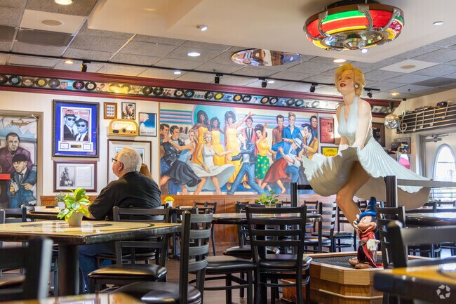 Augustino's is a popular deli & cafe in South Carol Stream.