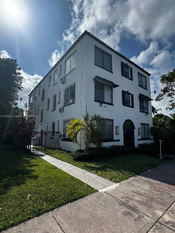 444 Ponce de Leon unit 12, Miami, FL 33177 - photo 4