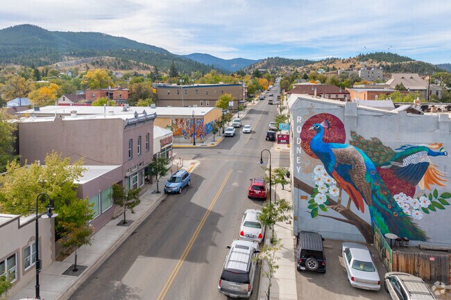 Lower East Side buildings have beautiful murals to match the colors of the city.