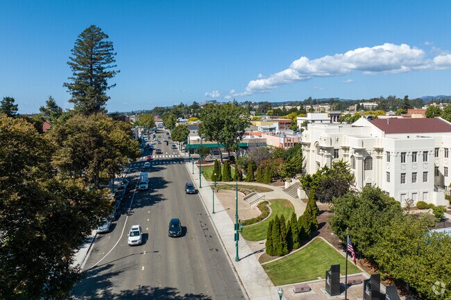 Mission Boulevard hooks you up with Downtown Hayward within minutes.