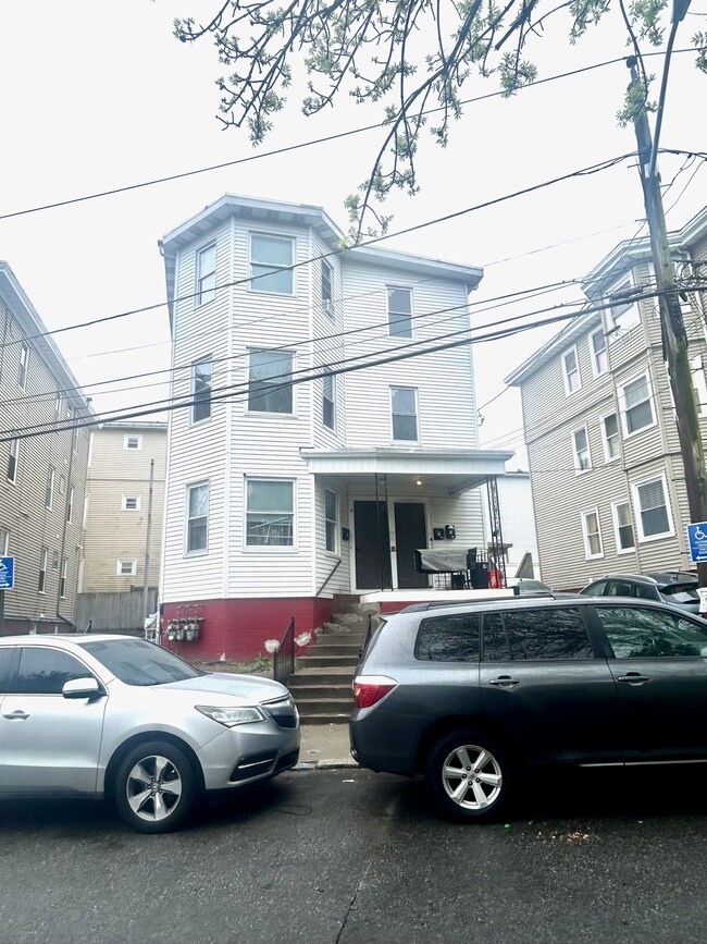 8 Hymer St, Providence, RI 02908