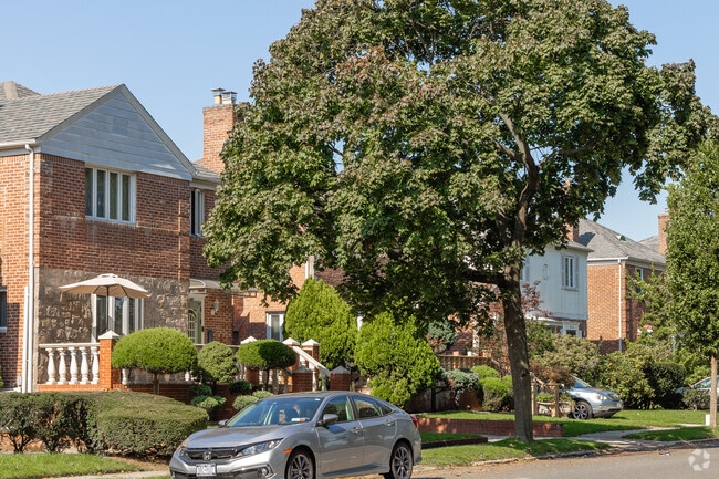 Manicured lawns are the norm in Holliswood.