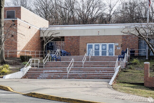 Palisades Park Jr/Sr High School in Palisades Park, NJ serves 729 students in grades 7-12.