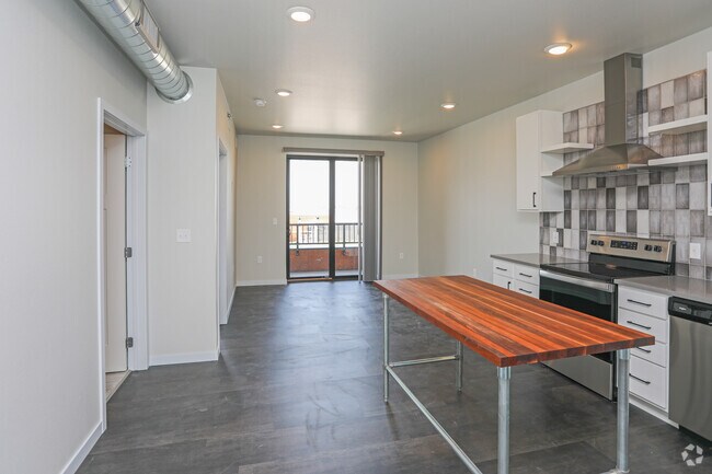 1BR, 1BA - 649 SF