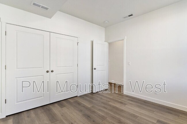 1836 Red Twilight Ln, Layton, UT 84041 - photo 4