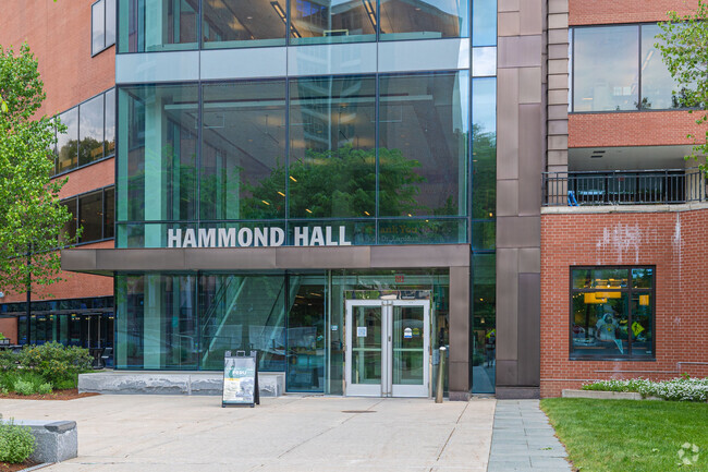 The university has 3,421 undergraduate and 1,238 graduate/continuing education students.