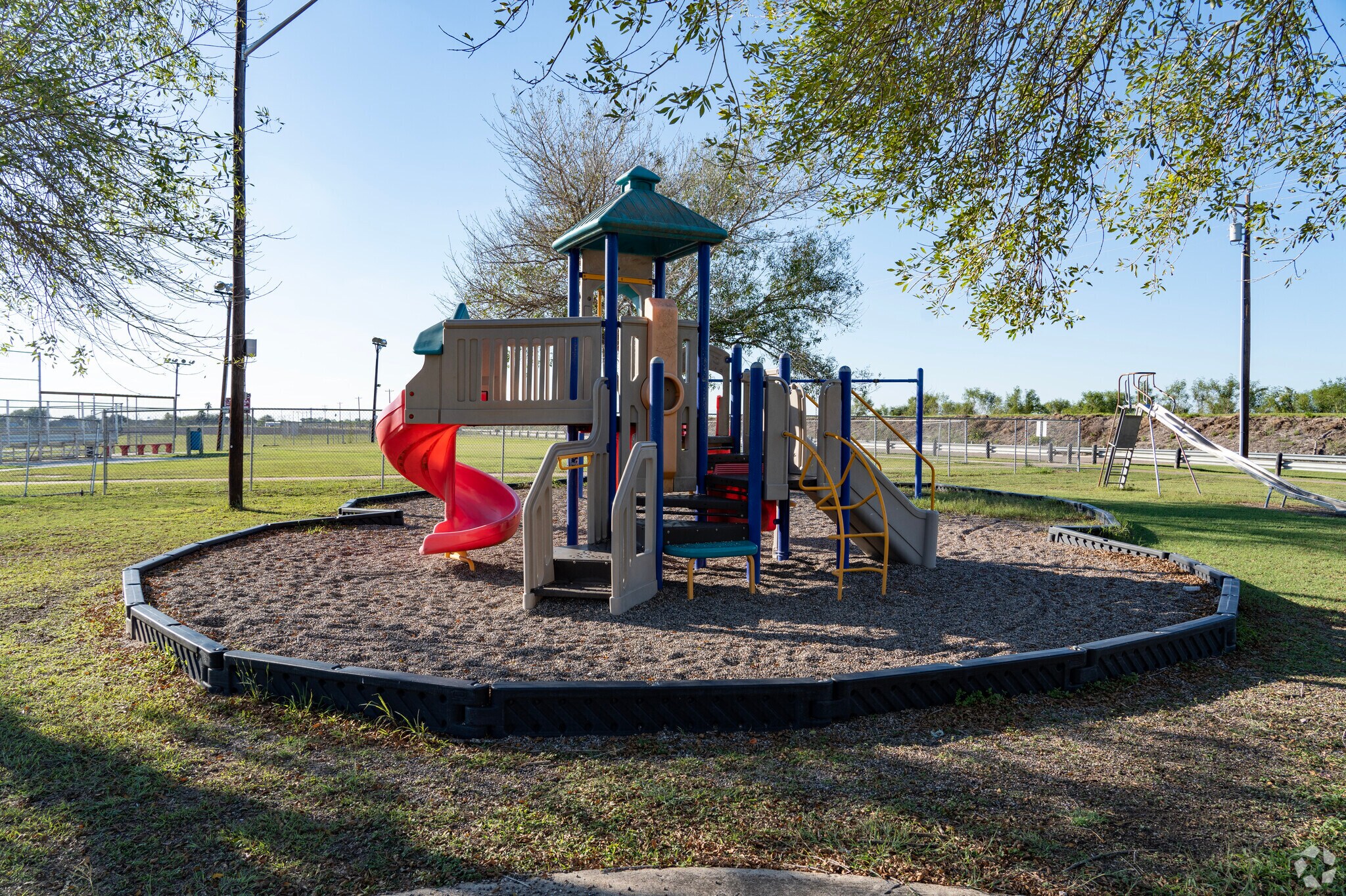 La Villa Park consist of multiple walking trails, basketball courts and a playground.