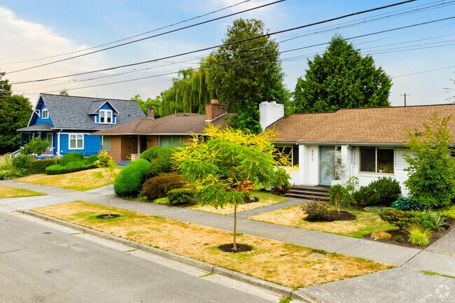 Single-family homes in Dunlap range from midcentury modern to Craftsman.