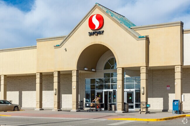 Downtown Alamosa’s west end has multiple chain restaurants and grocery stores.