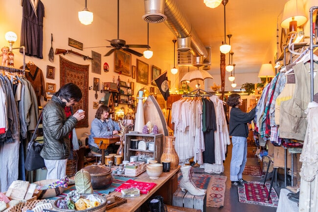 Copper Moon Vintage Mercantile is a vintage boutigue selling beautifully simple objects.