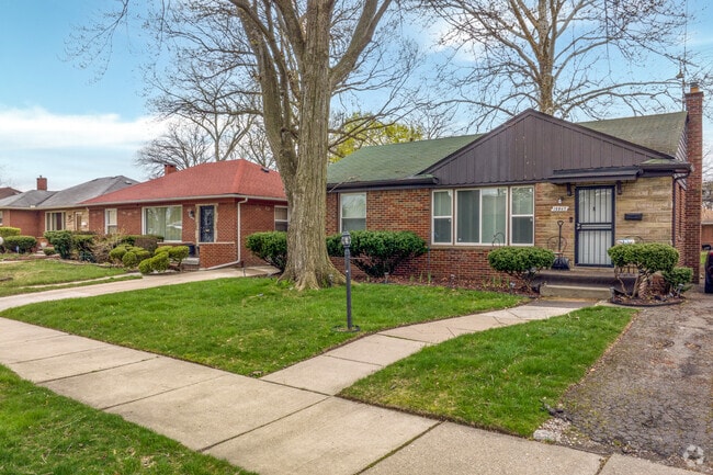 Bungalows and ranch homes neatly line the streets of Pembroke.