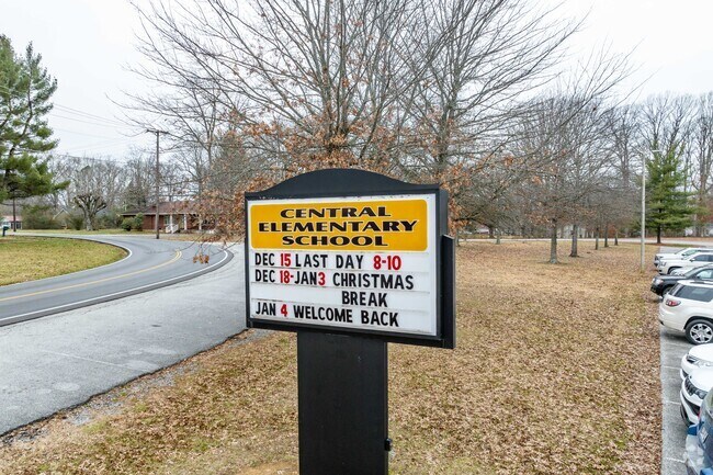 Central Elementary School is located at 905 Sycamore St, Lafayette, TN 37083.
