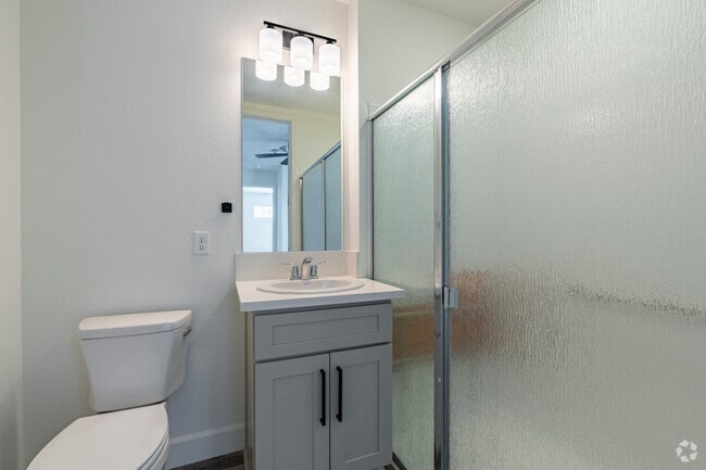 2BR, 2BA - 860SF - Bathroom