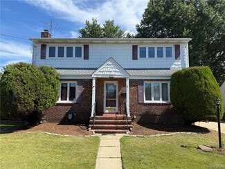 1057 N 4th St, New Hyde Park, NY 11040