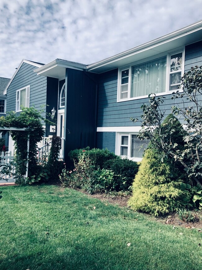 8 Rock Cliff Rd Unit 1, Marblehead, MA 01945