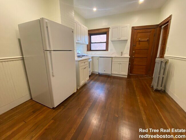 1855 Beacon St unit 3-bed 1-bathU3 Brook, Brookline, MA 02445 - photo 3