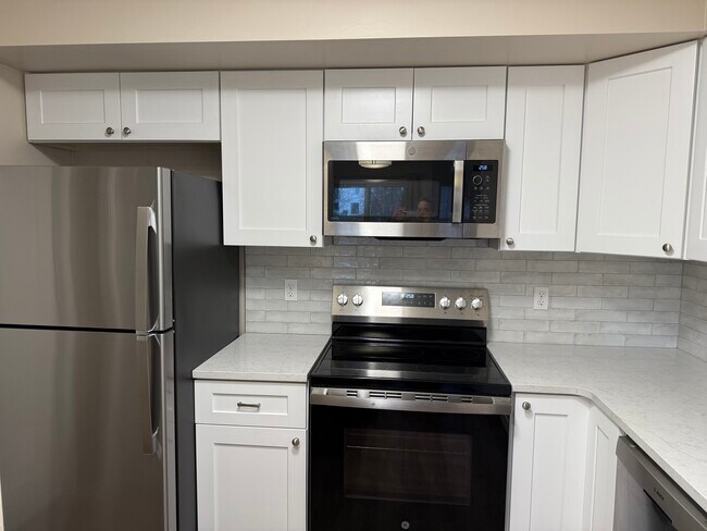 1390 Cedarwood Dr unit 1390, Westlake, OH 44145 - photo 4