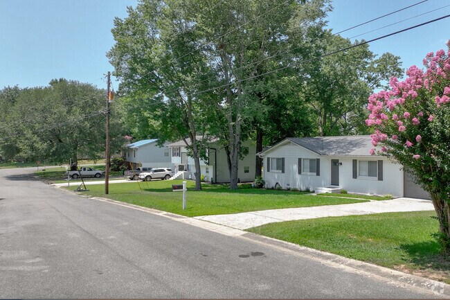 Fultondale Alabama has wide streets and plenty of parking in the neighborhood.