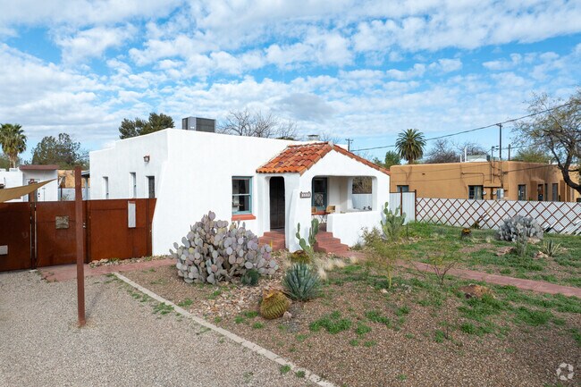 Adobe-style homes from the 1940's are found in Palo Verde.