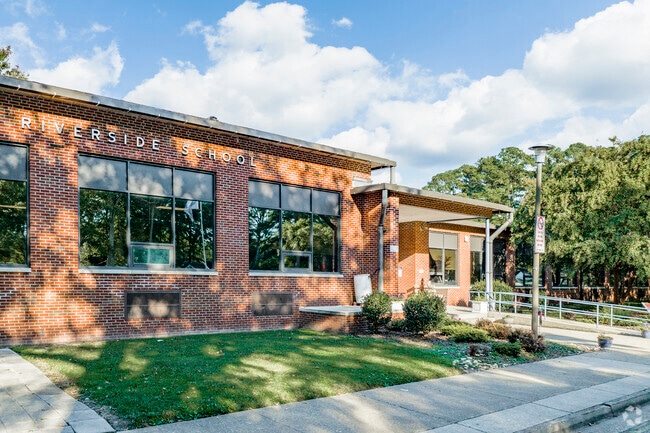 Riverside Elementary Scoll has a a student-teacher ratio of 17 to 1.