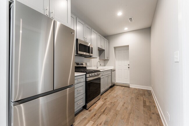 926 W 32nd Place unit 2F, Chicago, IL 60608 - photo 3