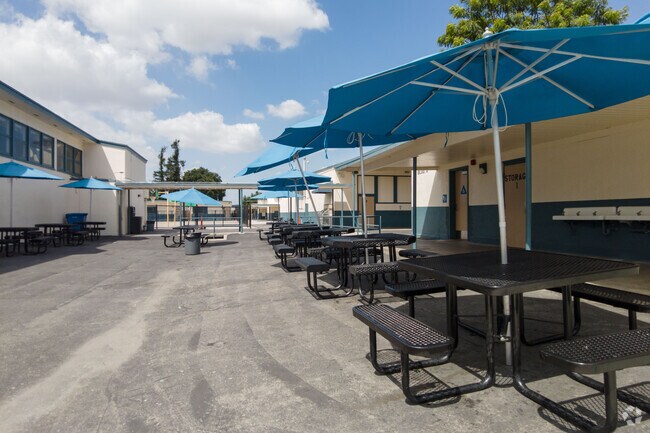 Students enjoy eating lunch alfresco at Maxson Elementary.