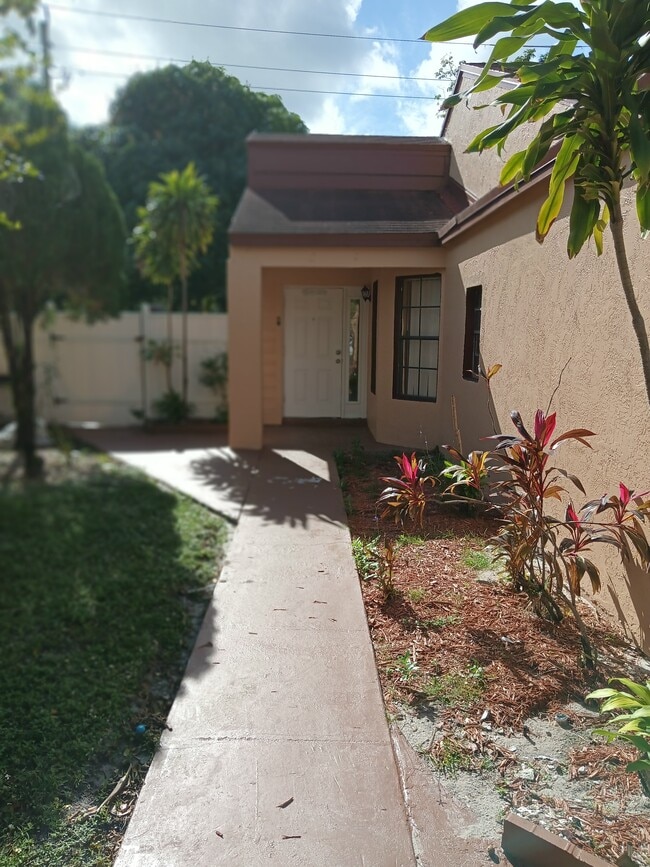 2441 SW 82nd Ave, Miramar, FL 33025 - photo 2