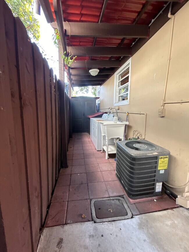927 SW 71st Ct unit Cozy 1bd1ba Guest Ho, Miami, FL 33144 - photo 6