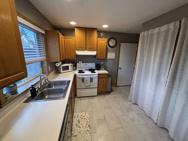 1330 N Creekside Ln, Newberg, OR 97132 - photo 5