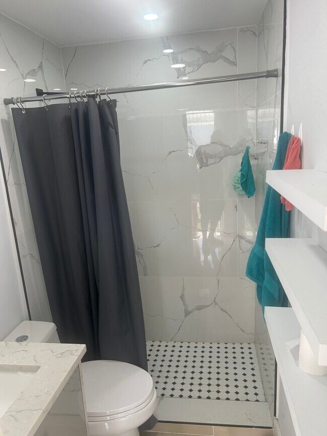 2463 Lincoln St unit B, Hollywood, FL 33020 - photo 7