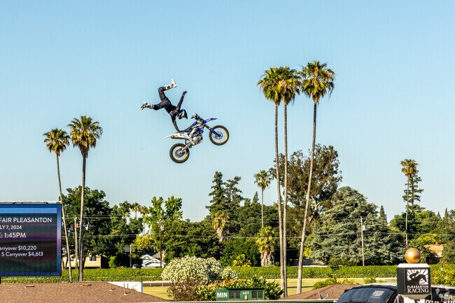 Fantastic shows, like this motocross one can be seen at the Alameda County Fair near Asco - Radum.