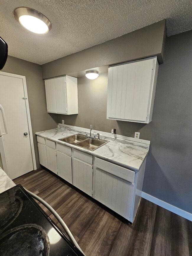 1229 Ravenwood Rd unit 3, Waterloo, IA 50702 - photo 4