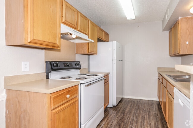 2BR, 2BA - 908SF - Kitchen