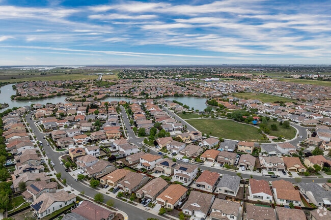 The neighborhood of Sundance Lake is wrapped around some lakes and parks.