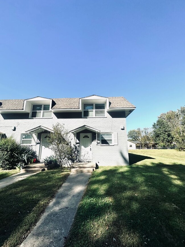 2009 W Sycamore St, Rogers, AR 72758