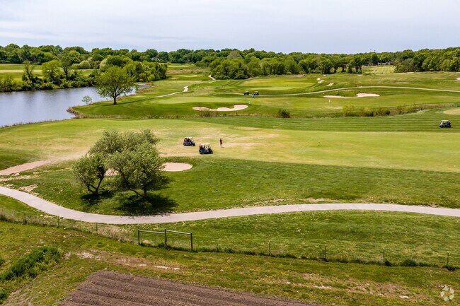 Drumm Farm Golf Club is a beautifully manicured 18-hole golf course located in Independence, Missouri.