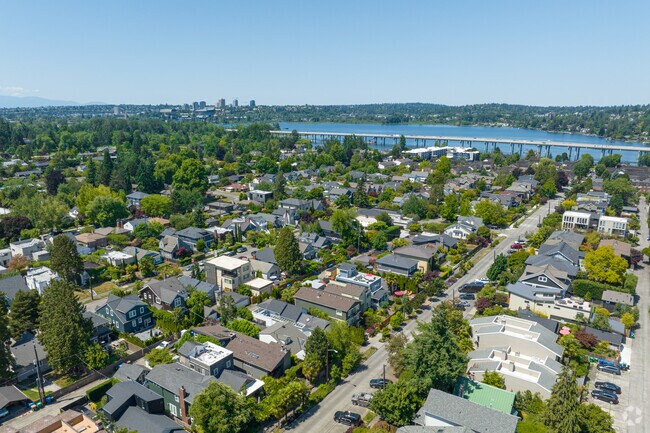 Madison Park is just minutes from University of Washington and downtown Seattle.