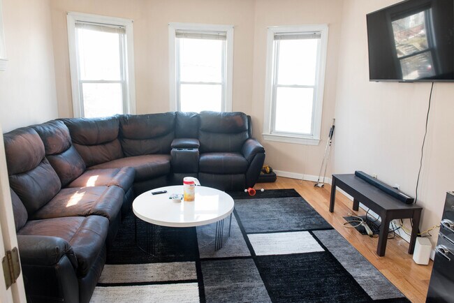 66 Brooks St unit 3-bed 1 bath, Brighton, MA 02135 - photo 5