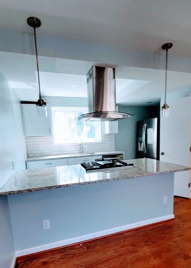 Kitchen island/ breakfast bar