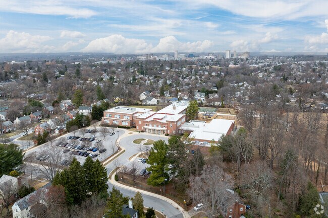 Stoneleigh Elementary School has a  a student-teacher ratio of 17 to 1.