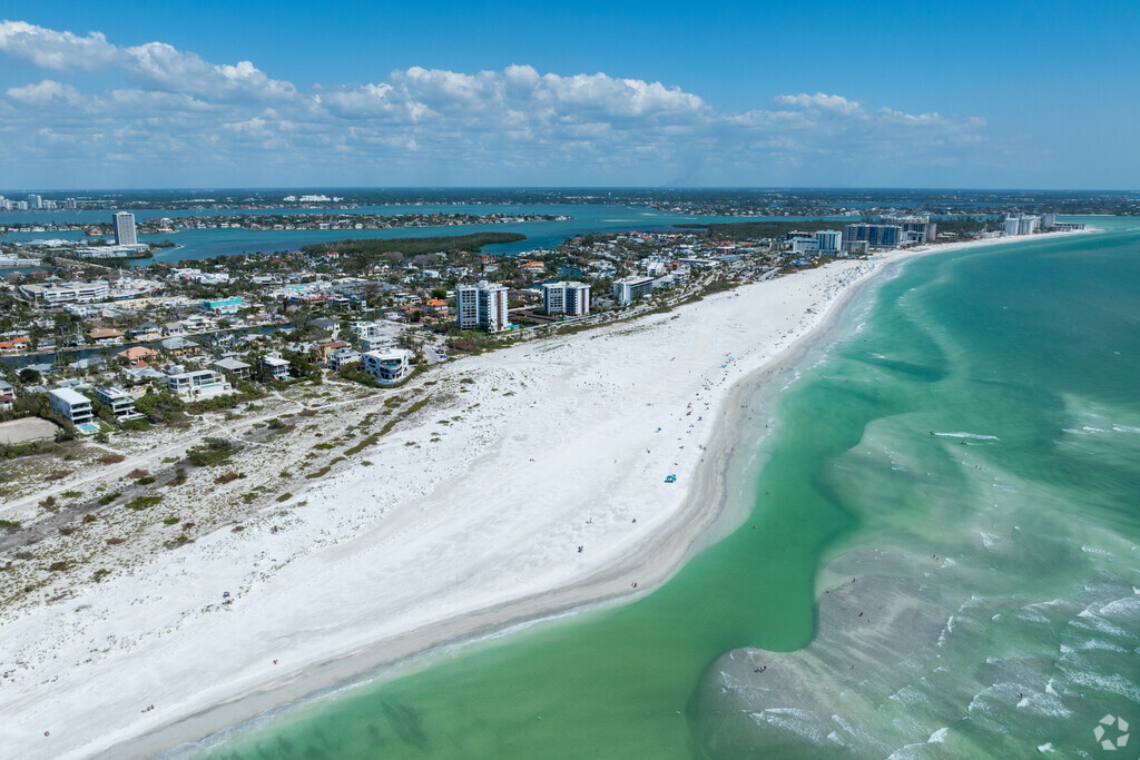 Lido Key Beach is the main attraction for residents and tourists.