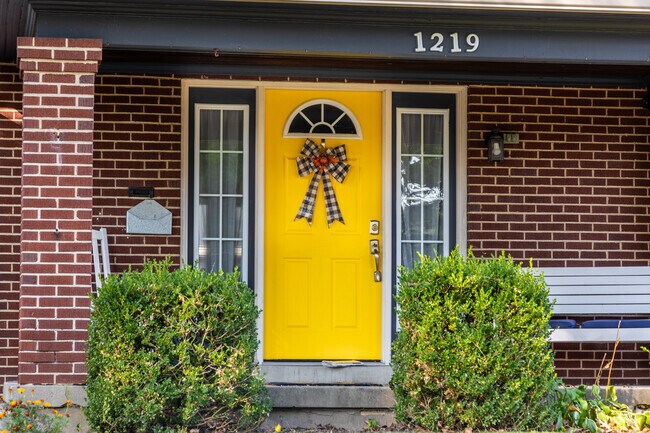This Mount Vernon door shows the creative decorating in Mount Vernon.