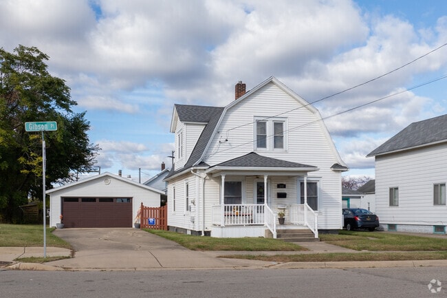 Dutch Colonial homes appear throughout Jackson's Arts District.