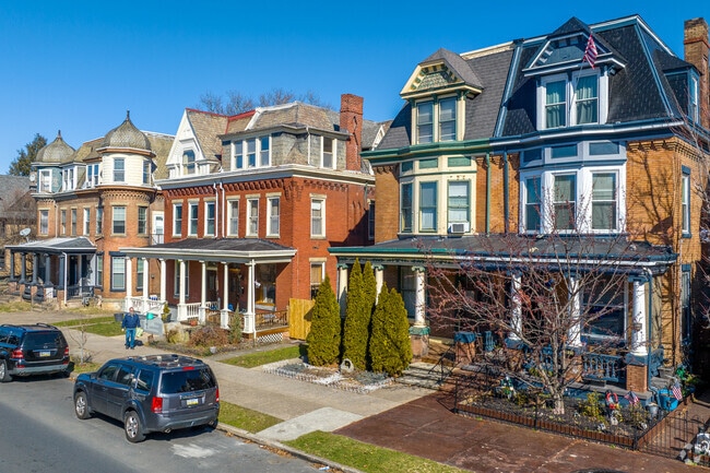 Twin style homes in Midtown often come with small side yards and fences.