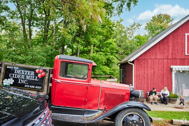 Near to Webster Township is the vintage feel and donut-powered diversion of Dexter Cider Mill.