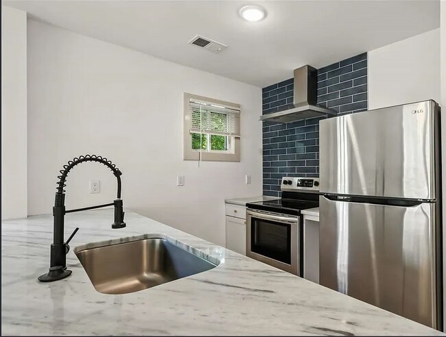 1714 Le Grand St unit Top Unit, Savannah, GA 31401 - photo 5